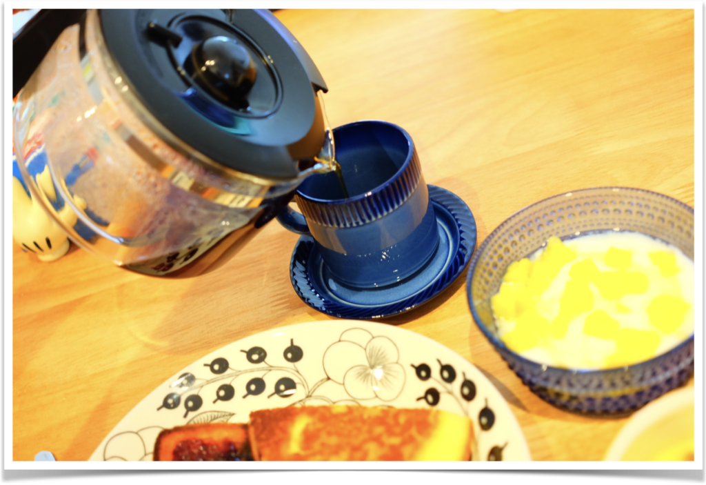 香ばしい香りが漂う朝食でのコーヒー