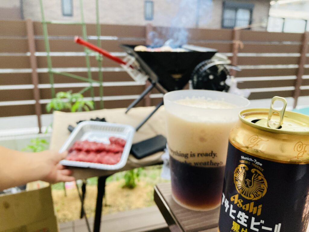 BBQを楽しんで焼いているお肉