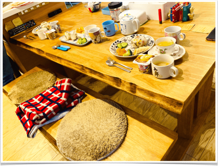 シンプルかつ高級感！木目調でオシャレなダイニングテーブル【白王
